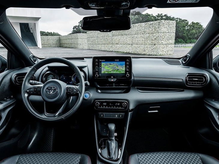 Toyota Yaris 1.5 Hybrid Design  CVT  