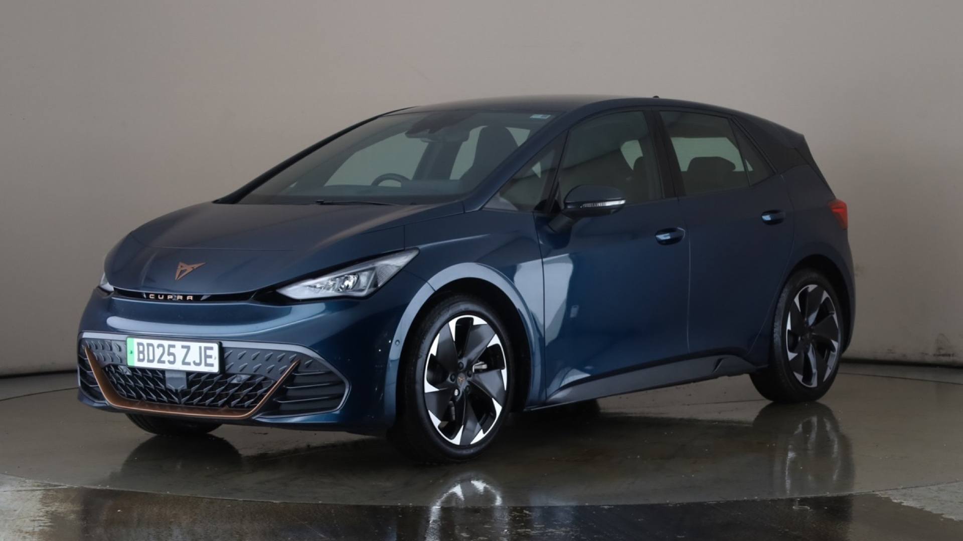 Born 5dr HatchElec V1 e-Boost [59kWh] Auto 231ps (2022-  )