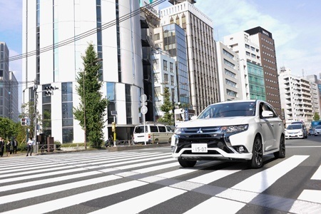 Mitsubisi Outlander PHEV on the road Mitsubisi Outlander PHEV on the road