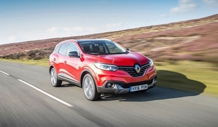 Front view of the Renaut Kadjar Signature S Nav on the road