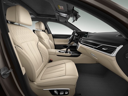The new BMW M760Li xDrive interior
