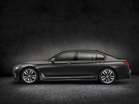 The new BMW M760Li xDrive side view