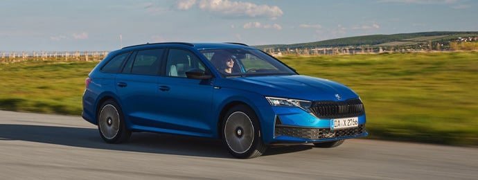 Front-side view a Skoda Octavia Estate in blue