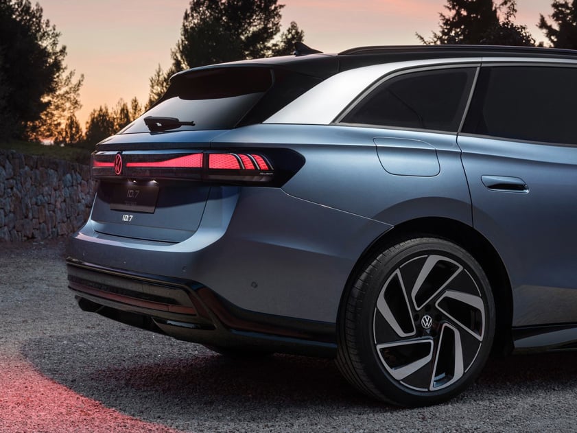 Volkswagen-ID.7_Tourer rear