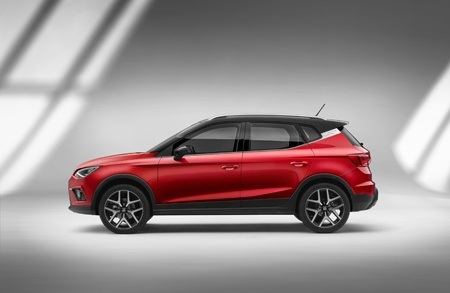 The new SEAT Arona side view
